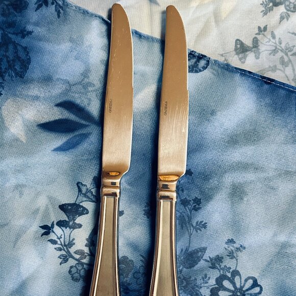 Oneida Satin Garnet Dinner Knives (2 in set) Nice Pre-Owned Condition - Picture 3 of 5